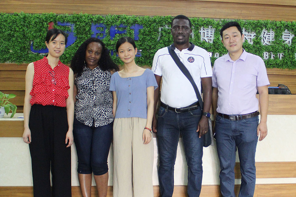 Tanzanian customers come to China to purchase fitness equipment